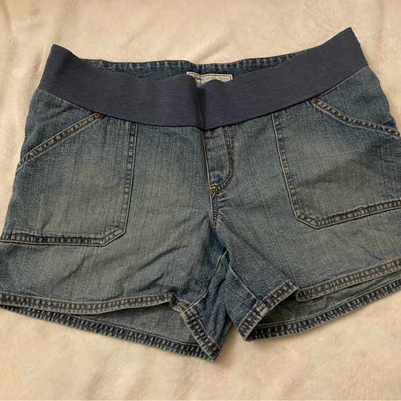 Old Navy maternity shorts - Picture 1 of 3